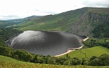 In den Wicklow Mountains, Blick auf den "Lake Guinness". Diesen volkstümlichen Namen erhielt er, weil er in der Tat aussieht wie ein frisch gezapftes Pint of Guinness.